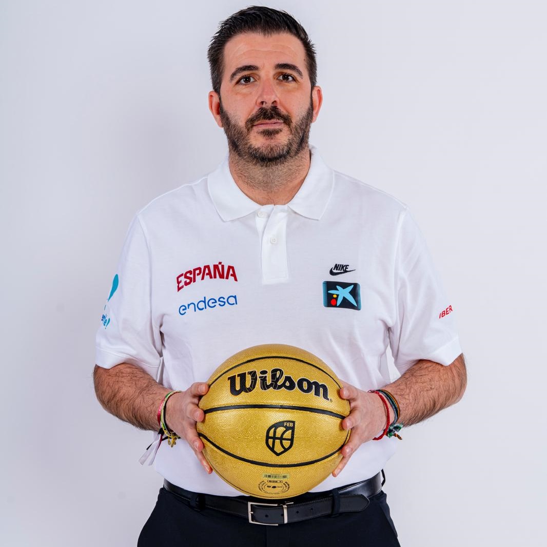 El técnico español Paco Redondo, quien impartirá la Clínica Internacional para Entrenadores de Baloncesto.