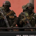 Fotografía de miembros de la Policía y el Ejército de Guatemala en un operativo en el barrio El Gallito, en Ciudad de Guatemala (Guatemala). EFE/ Alex Cruz.