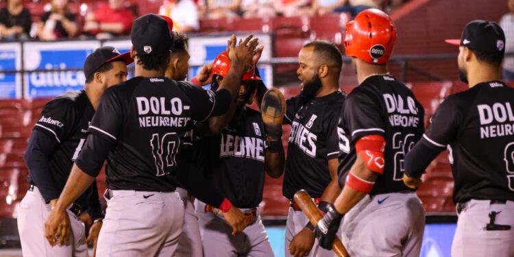 Leones del Escogido con un pie en la serie final