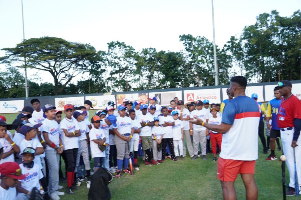 Félix José se dirige a los niños participantes en las clínicas de beisbol.