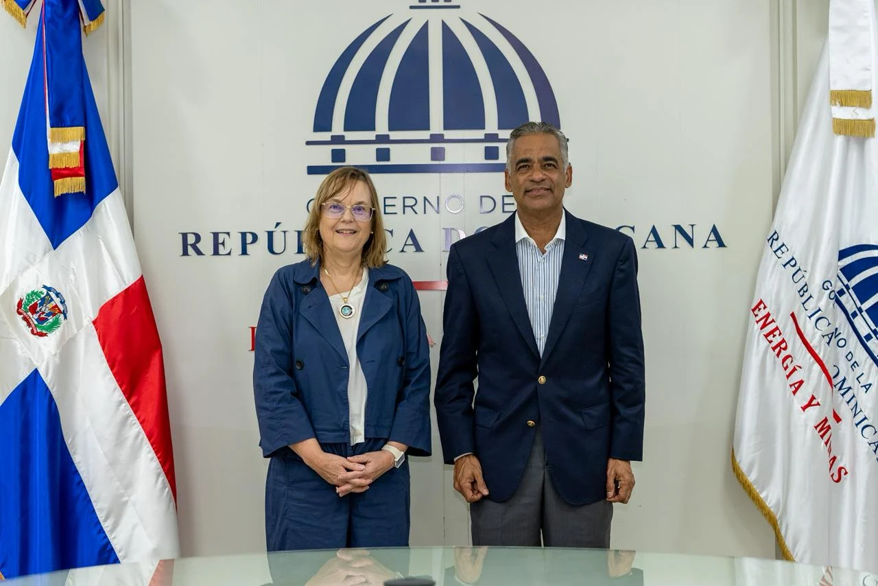 Embajadora Rita Hämmerli-Weschke valora la gestión del ministerio de Energía y Minas, Joel Santos
