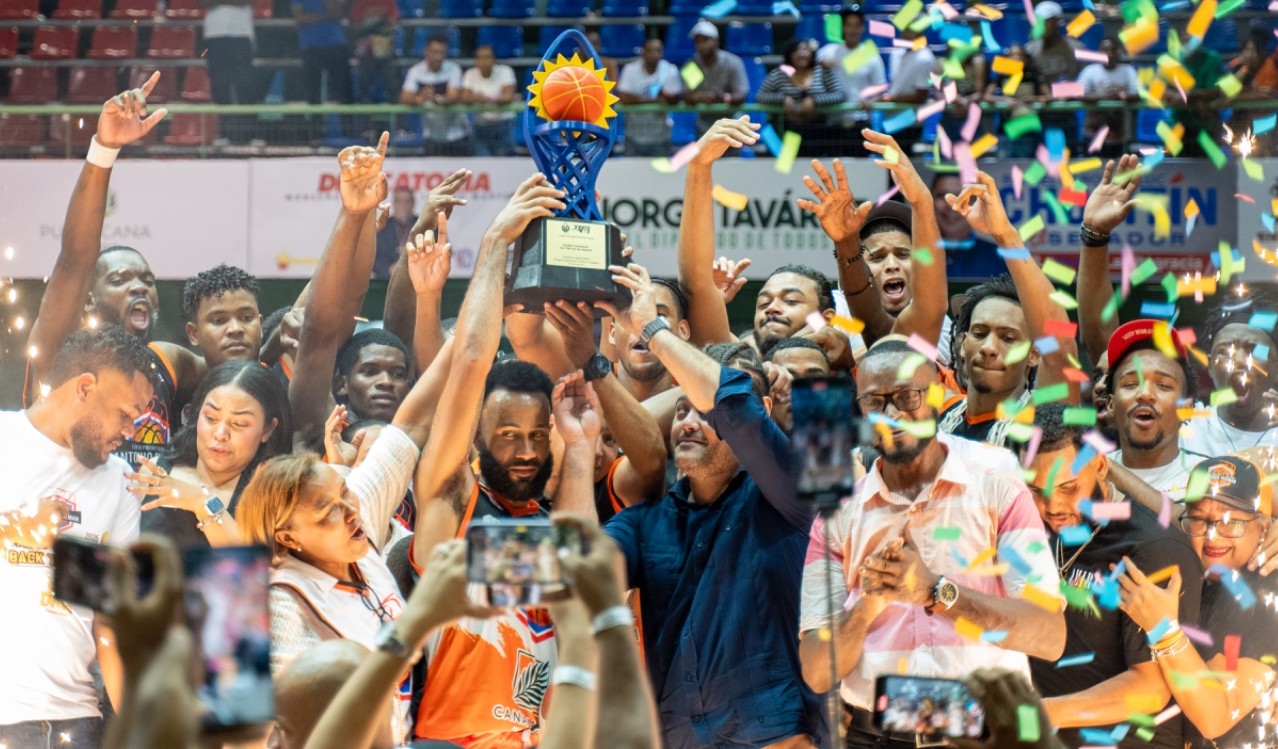 Jorge Tavárez, presidente de Abapa, entrega la Copa Punta Cana al capitán del Antonio Guzmán, Bethoven Castillo, y al presidente Moisés Mercedes.