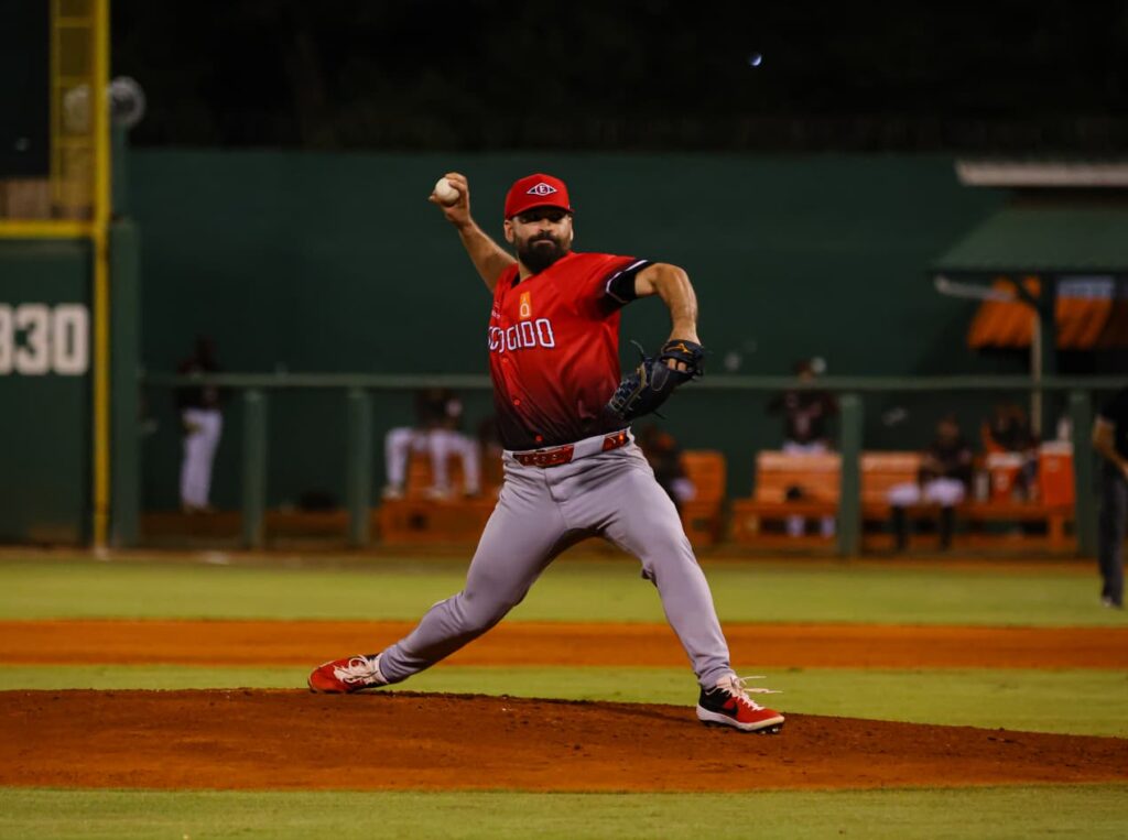 José Urquidy, lanzador abridor del juego 2 por los Leones del Escogido.