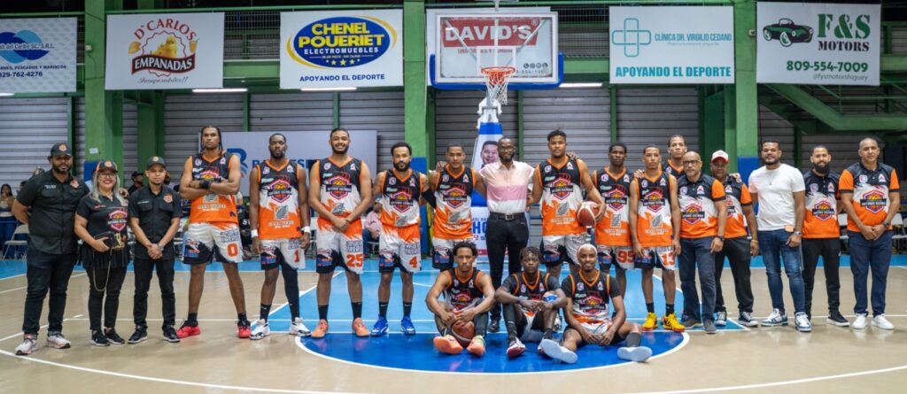 Los jugadores, cuerpo técnico y directivos de los bicampeones del club Antonio Guzmán que conquistaron la tercera corona de su historia en el TBS Higüey 2025-26.