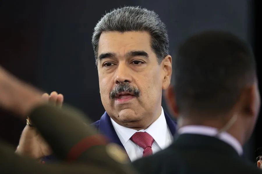 Presidente venezolano, Nicolás Maduro, descendió este sábado esposado del avión militar Boeing 757 que lo trasladó a Nueva York