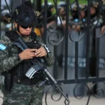 Fotografía de archivo de integrantes de la Policía militar del Orden Público de Honduras custodiando el Centro Logístico Electoral (CLE), en Tegucigalpa (Honduras). EFE/ Gustavo Amador