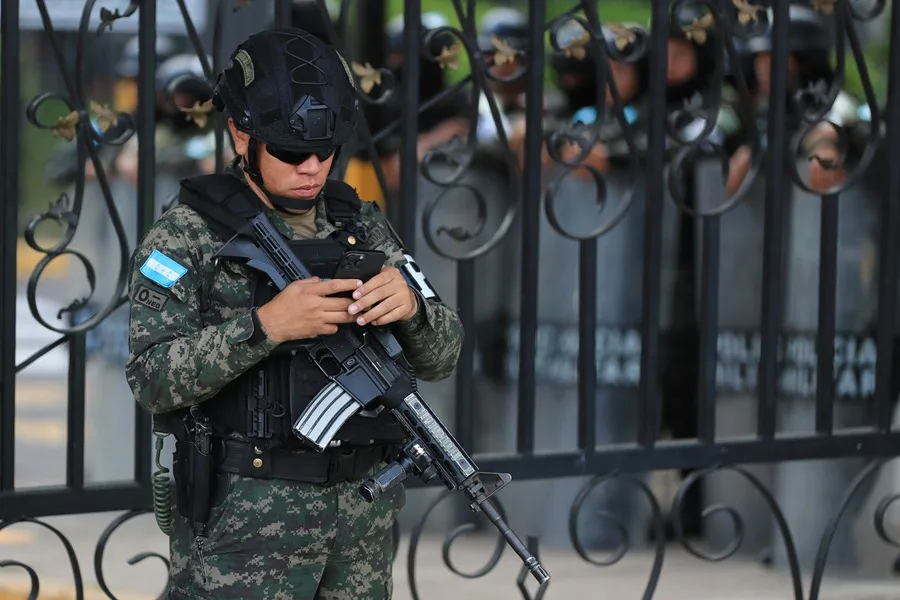 Fotografía de archivo de integrantes de la Policía militar del Orden Público de Honduras custodiando el Centro Logístico Electoral (CLE), en Tegucigalpa (Honduras). EFE/ Gustavo Amador