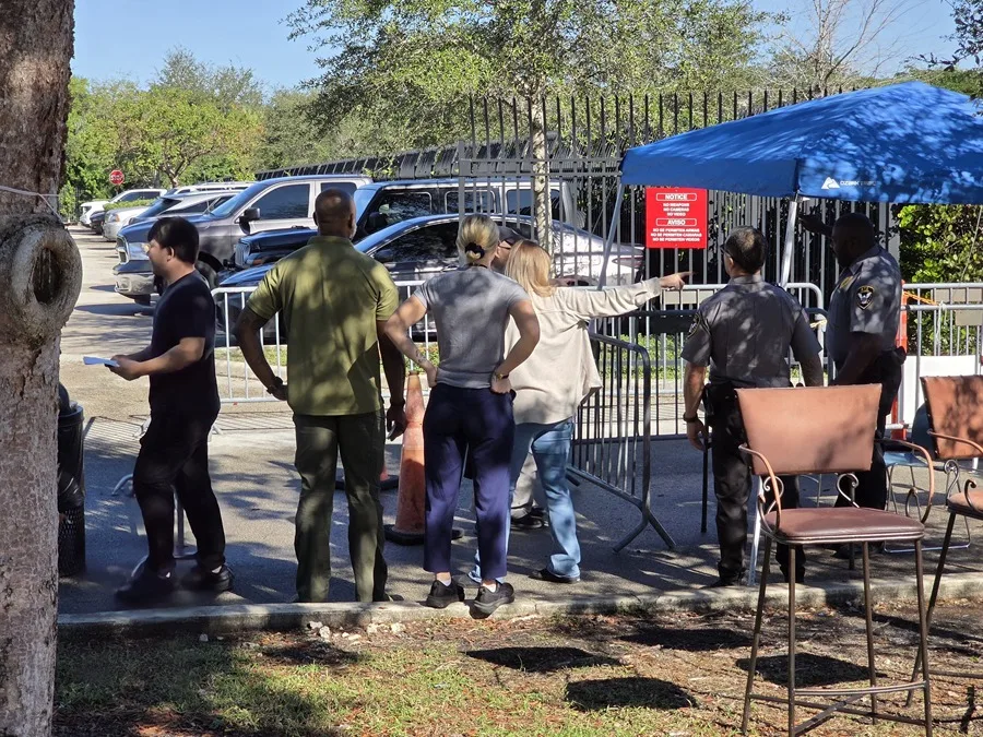 Unas personas salen de un centro del Servicio de Inmigración y Control de Aduanas (ICE) en Miramar, en el condado Broward, al norte de Miami, Florida. EFE/Alberto Boal