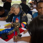 Una persona reacciona mientras escribe una carta este sábado, en Caracas (Venezuela).