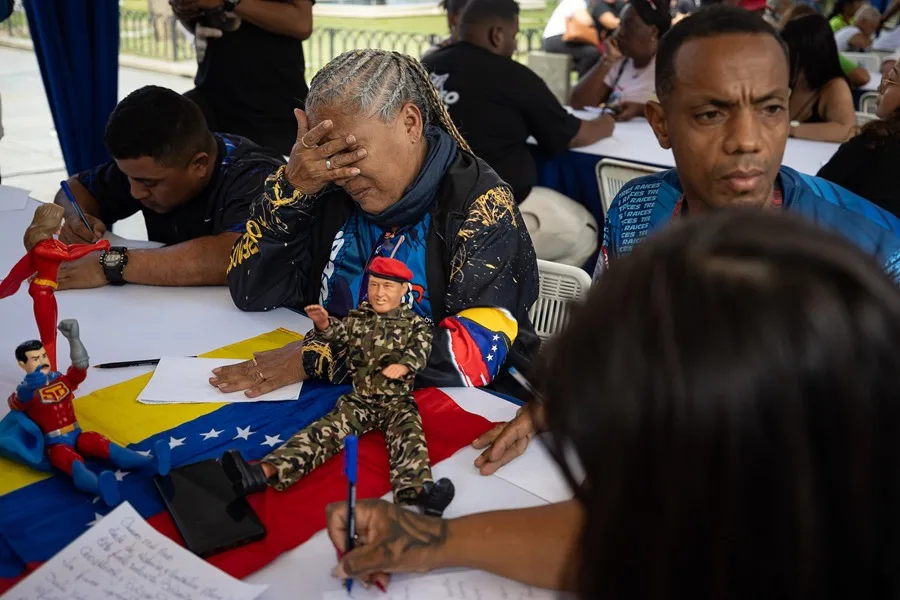 Una persona reacciona mientras escribe una carta este sábado, en Caracas (Venezuela).