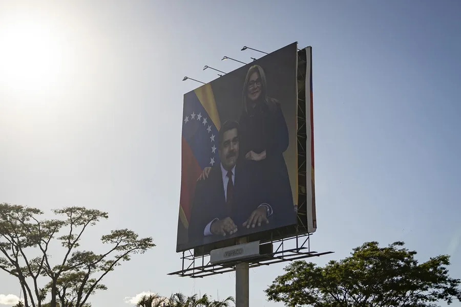 Fotografía que muestra una valla con un retrato del presidente Nicolás Maduro y de su esposa, Cilia Flores, este domingo, en Caracas (Venezuela). EFE/ Miguel Gutiérrez.