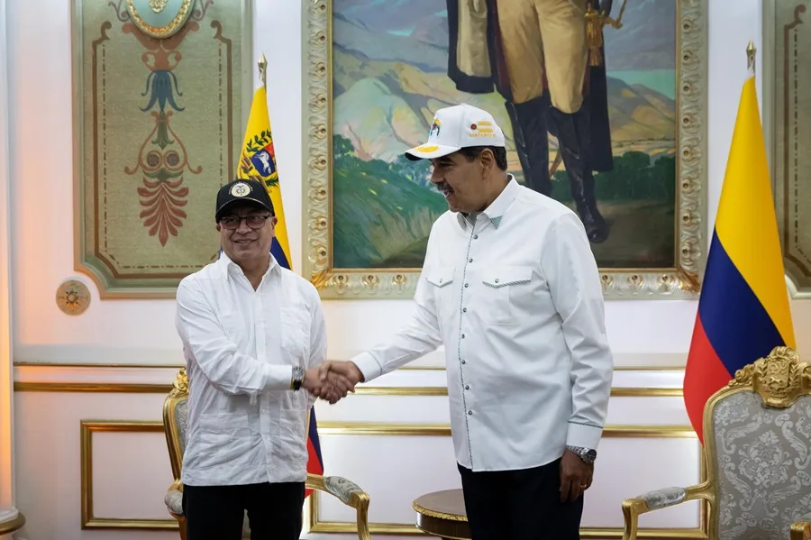 Fotografía de archivo del presidente de Colombia, Gustavo Petro (i), junto al presidente de Venezuela, Nicolás Maduro (d). EFE/ Rayner Peña R.