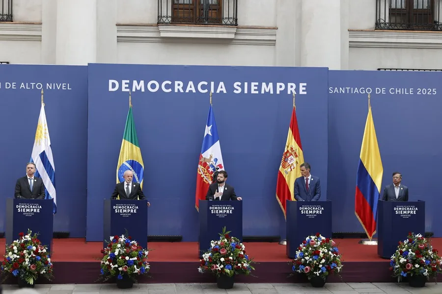 Fotografía de archivo (i-d) del presidente de Uruguay, Yamandú Orsi; el presidente de Brasil, Luiz Inácio Lula da Silva; el presidente de Chile, Gabriel Boric; el presidente del Gobierno de España, Pedro Sánchez, y el presidente de Colombia, Gustavo Petro. EFE/ Elvis González