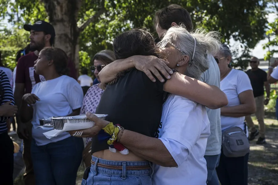 Familiares de presos políticos esperan frente al centro penitenciario Rodeo I este domingo, en Zamora estado de Miranda (Venezuela). EFE/ Boris Vergara.