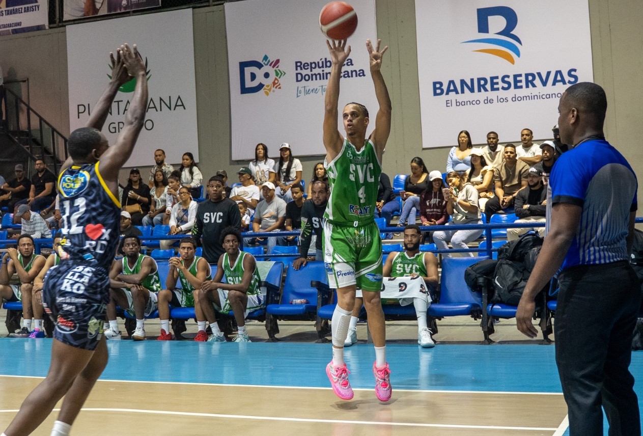 Roderick Guzmán, del club Savica, es defendido por Kevin Pascal, del club San Francisco.