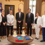 Presidente Luis Abinader junto a miembros del Berklee College of Music