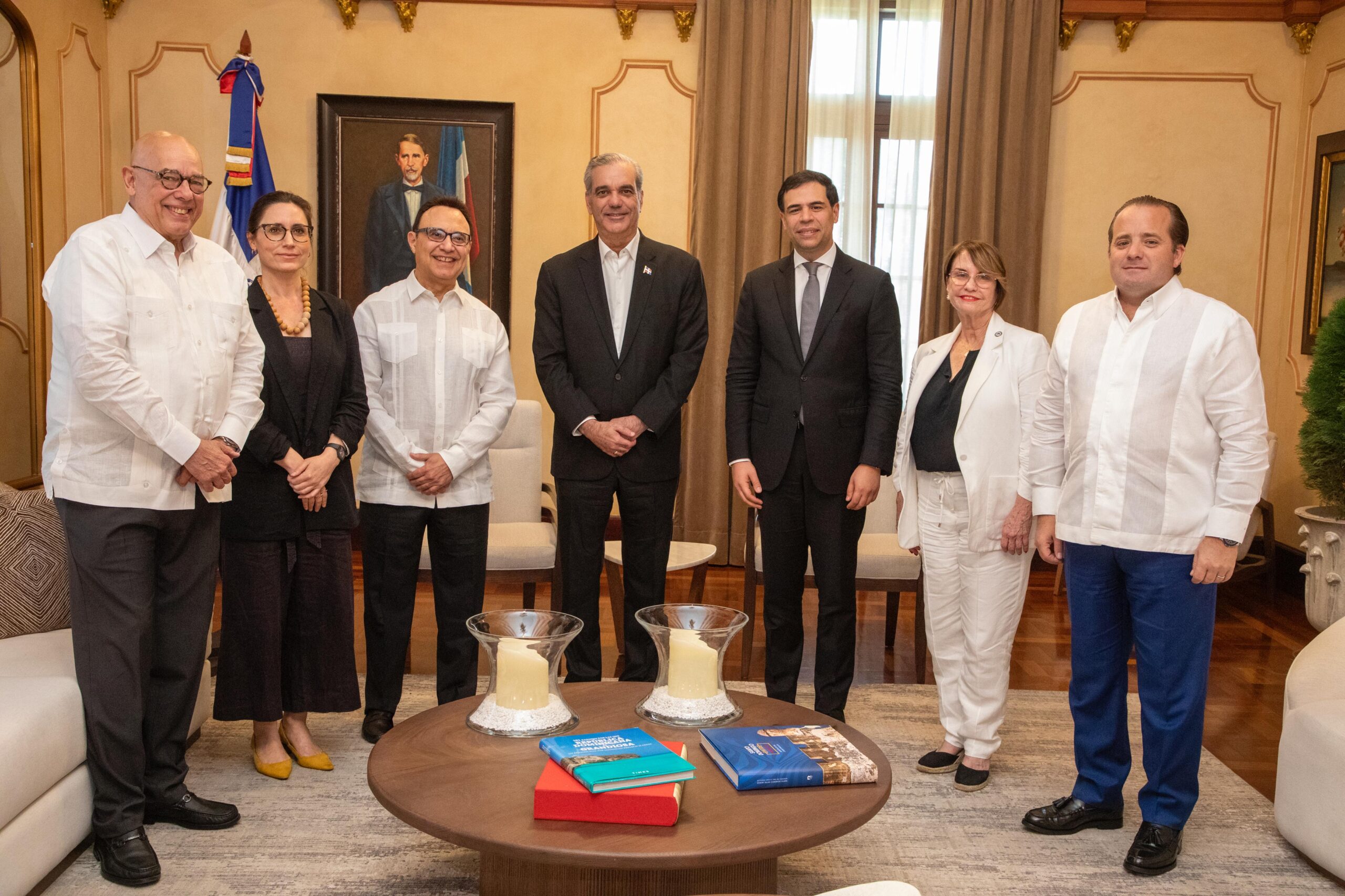Presidente Luis Abinader junto a miembros del Berklee College of Music
