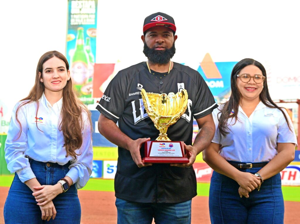 Yamaico Navarro, de los Leones del Escogido, también es «Guante de Oro» de TotalEnergies y la premiación Los Dominicanos Primero Cuqui Cordova.