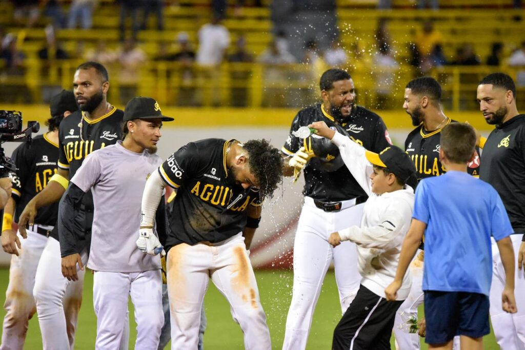 Celebran los aguiluchos con «cubetazo» a Ezequiel Durán.