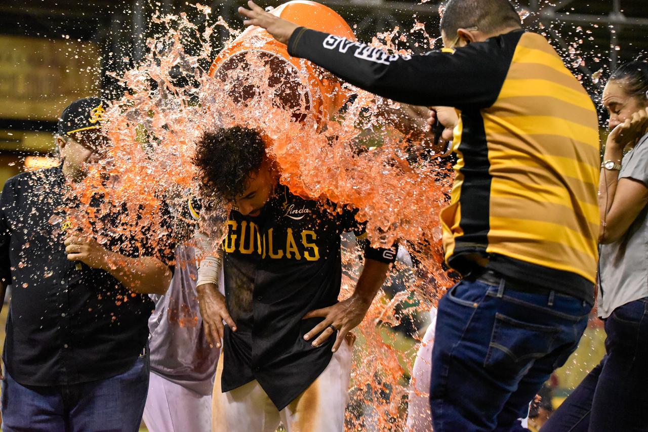Celebran los aguiluchos con «cubetazo» a Ezequiel Durán.