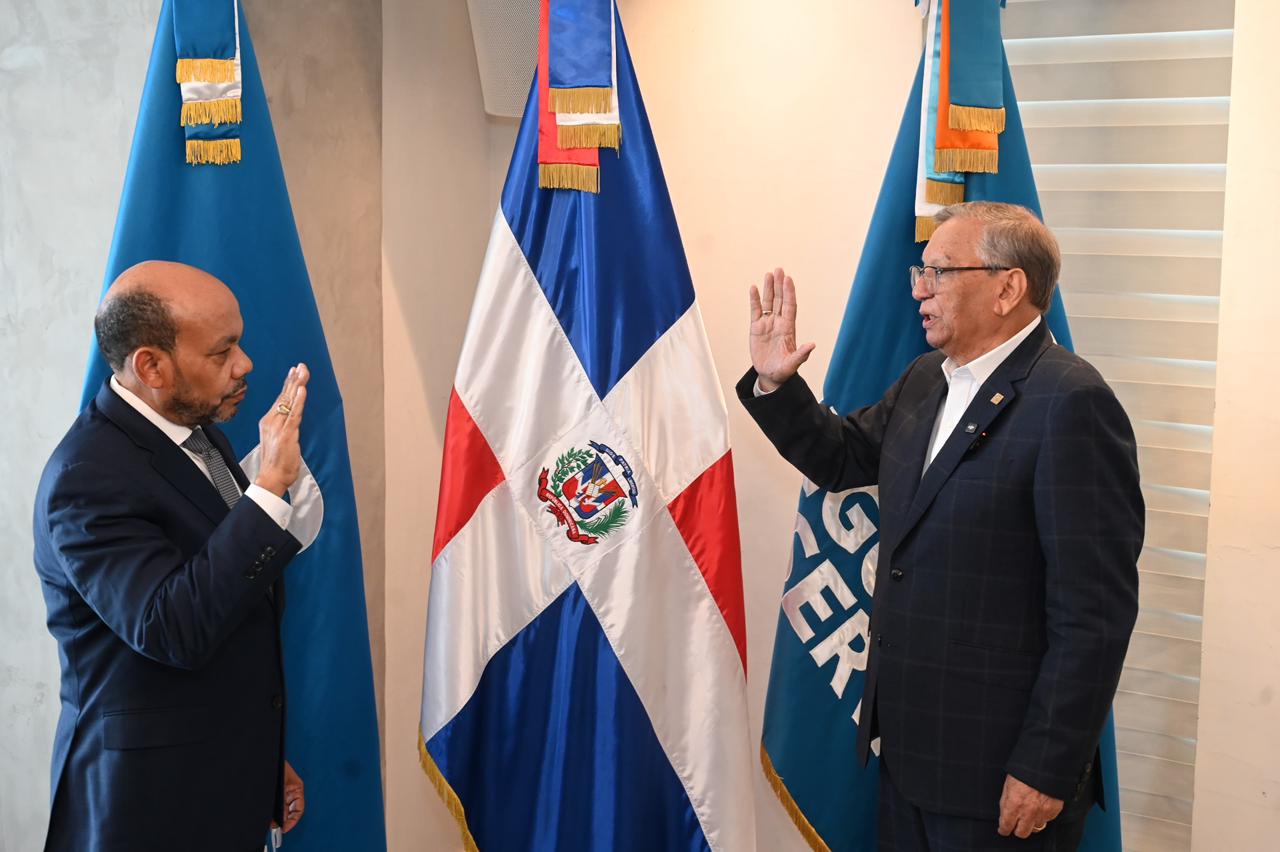 Aguilera juramenta a Luis Valdez como vicepresidente de Seguros Reservas