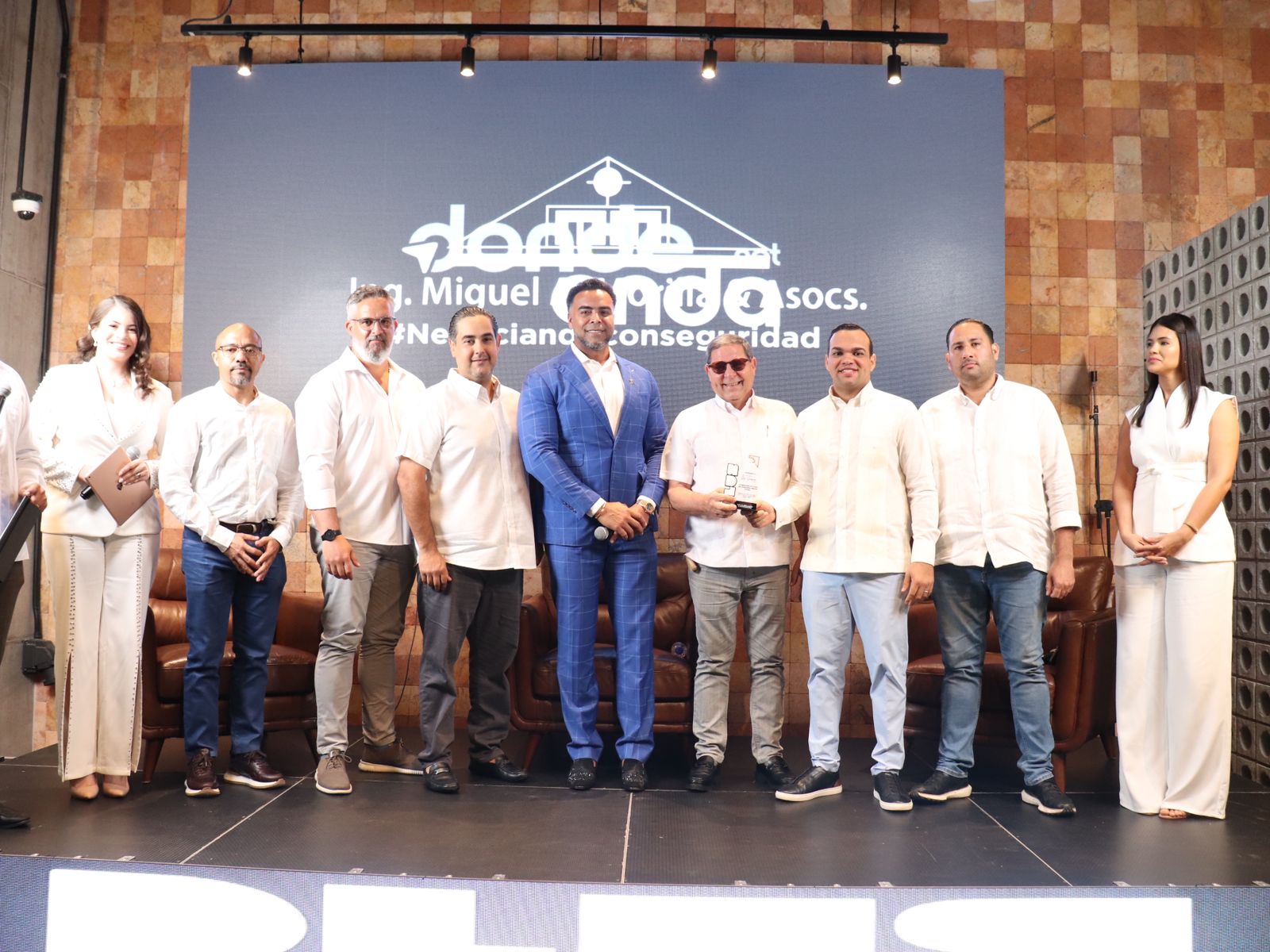 Los Plus RD realizan panel con Nelson Cruz, reconocen a Yasser González e invitan a Luis Arraez