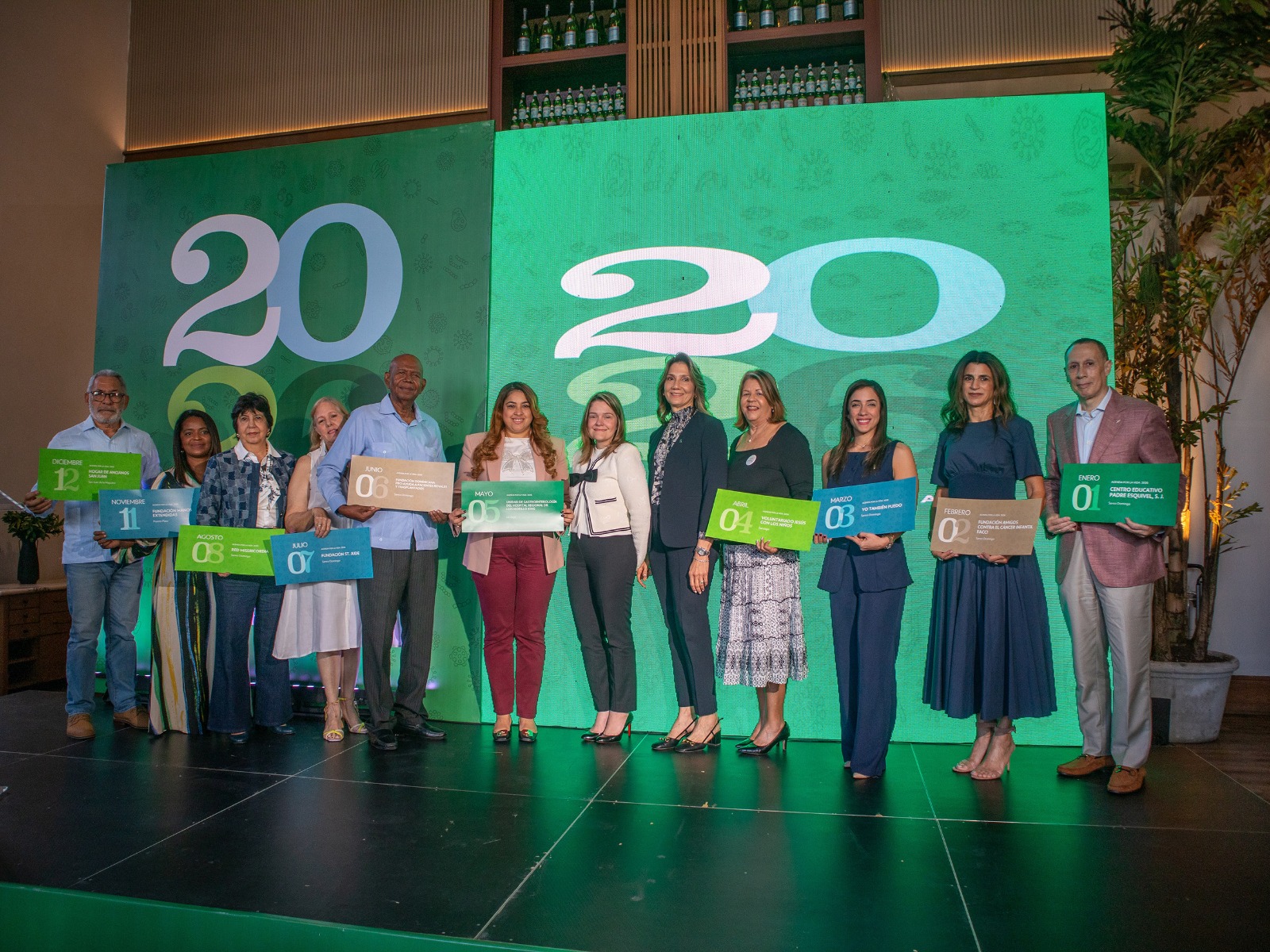 Cynthia León y Priscilla Kelly León junto a representantes de las ONG beneficiadas este año con el proyecto anual “Agenda por la Vida”.