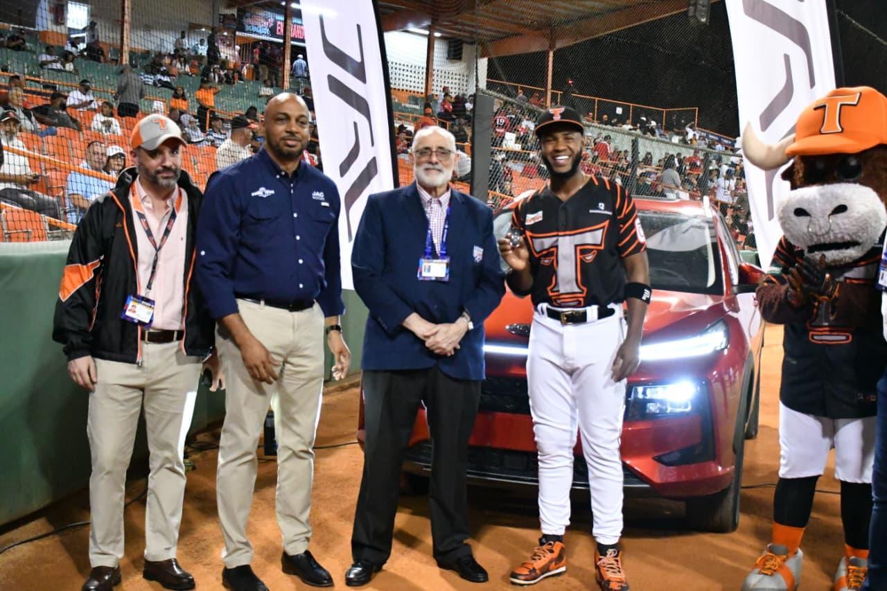 Bryan De la Cruz recibe yipeta como premio del MVP.