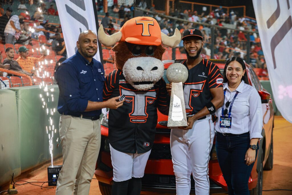 Bryan De la Cruz recibe trofeo que lo acredita como MVP.