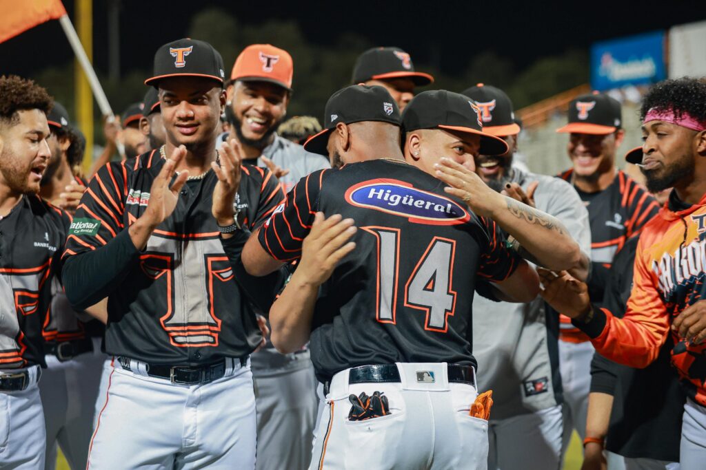 Bryan De la Cruz es felicitado por sus compañeros.