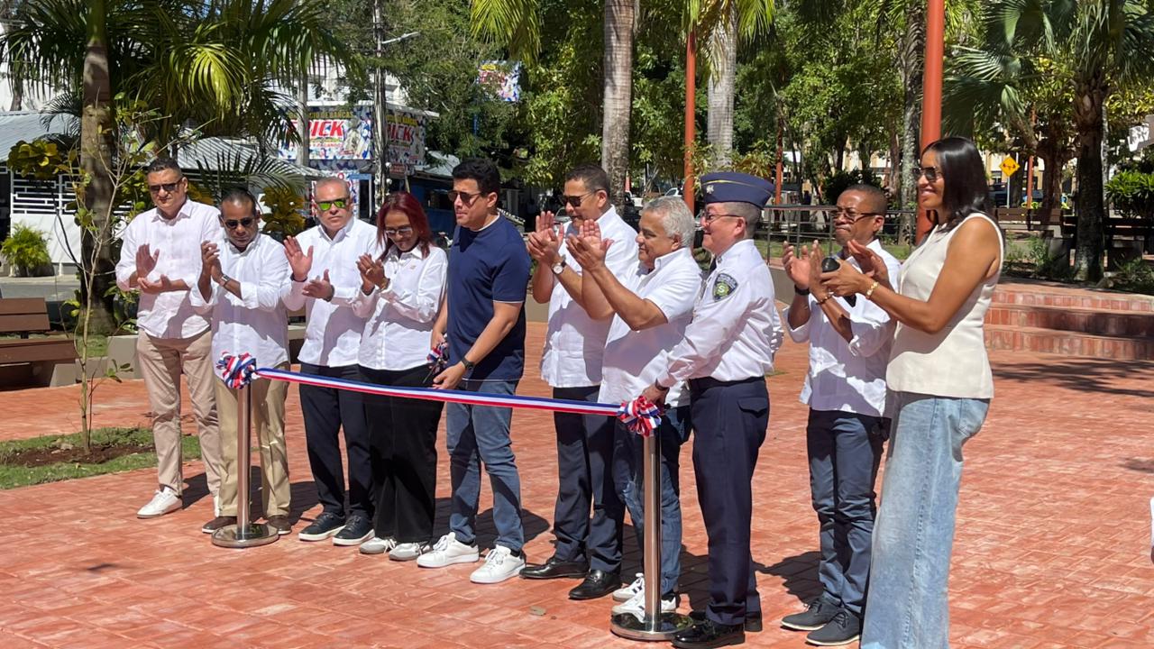 Collado inaugura Parque Central Juan Pablo Duarte en Samaná
