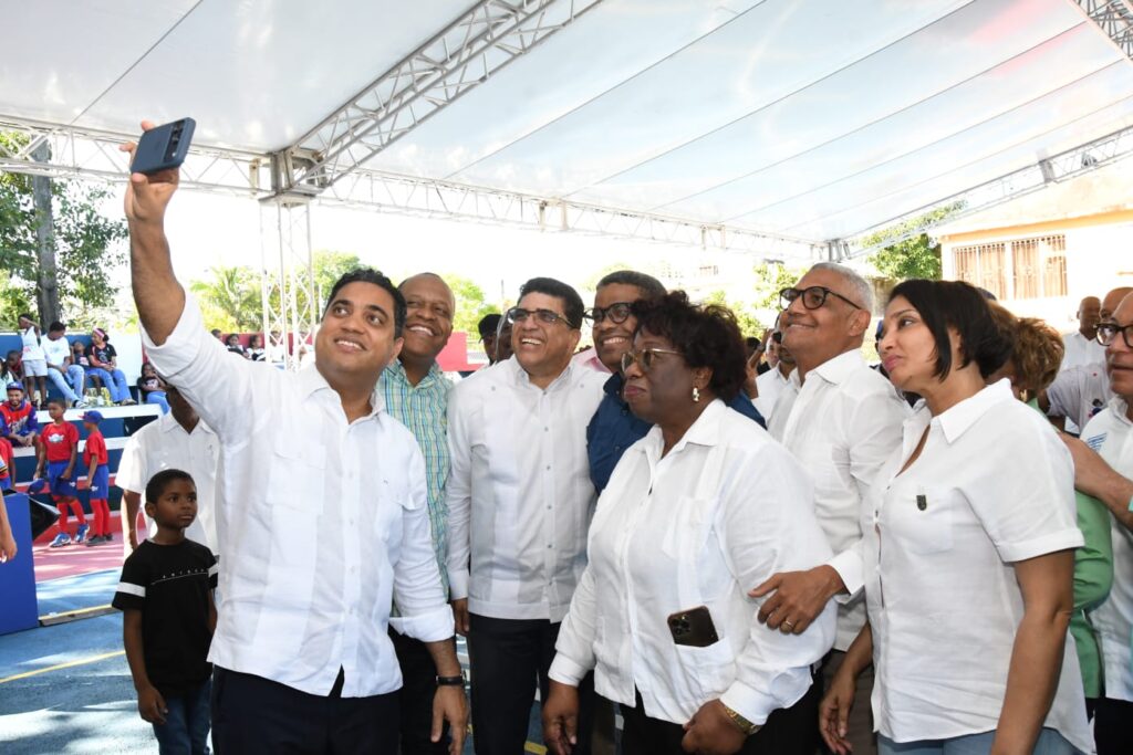 Kelvin Cruz, encabezó este miércoles el acto del primer picazo para la construcción del techado multiuso de la cancha del sector La Ureña, en Santo Domingo Este (SDE). Esta obra contará con una inversión de RD$26,248,214.78.