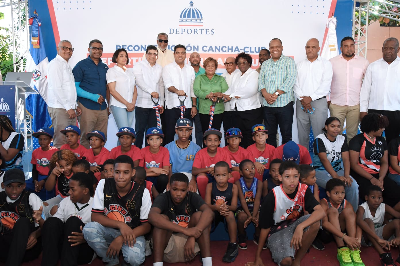 Kelvin Cruz, encabezó este miércoles el acto del primer picazo para la construcción del techado multiuso de la cancha del sector La Ureña, en Santo Domingo Este (SDE). Esta obra contará con una inversión de RD$26,248,214.78.
