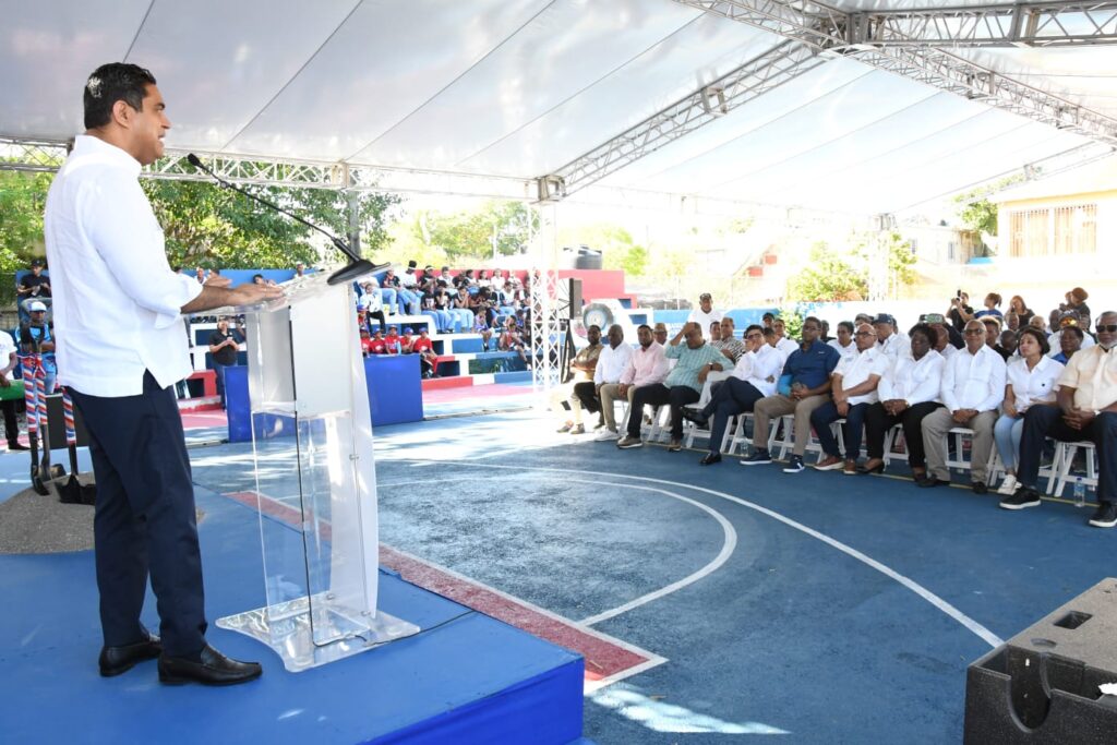Kelvin Cruz, encabezó este miércoles el acto del primer picazo para la construcción del techado multiuso de la cancha del sector La Ureña, en Santo Domingo Este (SDE). Esta obra contará con una inversión de RD$26,248,214.78.