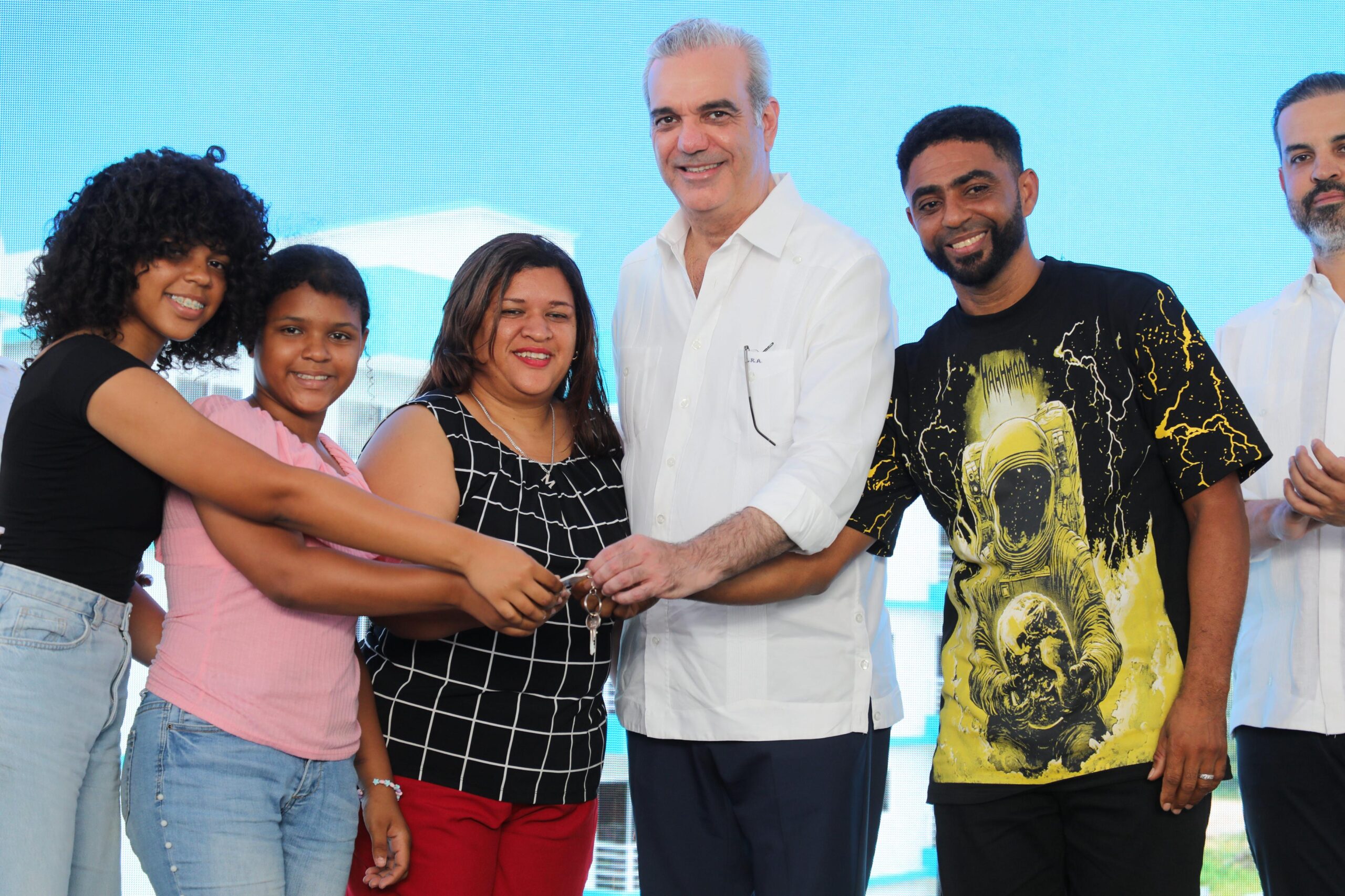 El presidente Luis Abinader entregó este sábado 200 apartamentos del proyecto Lolita II,