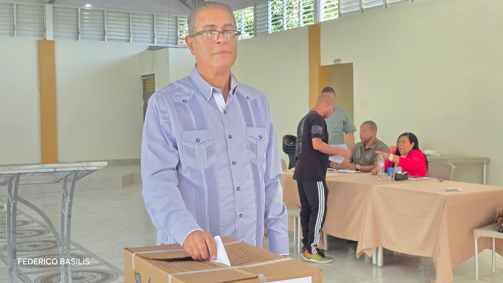Américo Cabrera al momento de ejercer su derecho al voto en las elecciones de la ACDS.