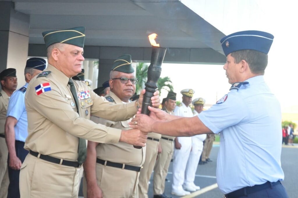 teniente general Carlos Antonio Fernández Onofre, ERD, tomó juramento a los miembros del Comité Organizador de la versión 55 de los Juegos Deportivos de las Fuerzas Armadas y la Policía Nacional