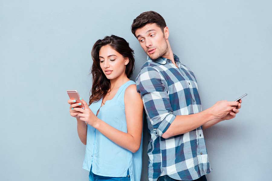 Los celos digitales: amenaza silenciosa para las parejas jóvenes