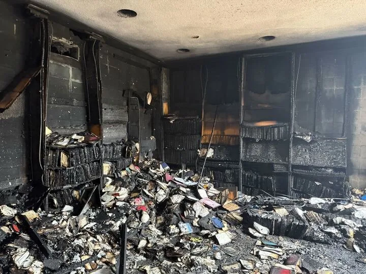 Fotografía tomada por rastreo de redes de parte de una sinagoga incendiada este domingo, en Jackson capital de Misisipi (EE.UU.). EFE/ Rastreo de Redes.