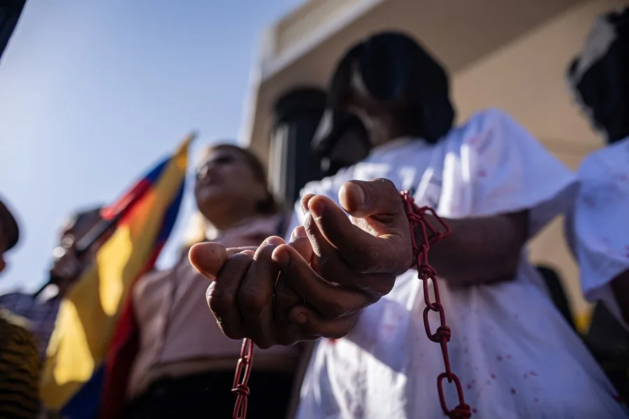 Una persona participa en una manifestación para pedir por la liberación de los presos políticos, en Maracaibo (Venezuela). EFE
