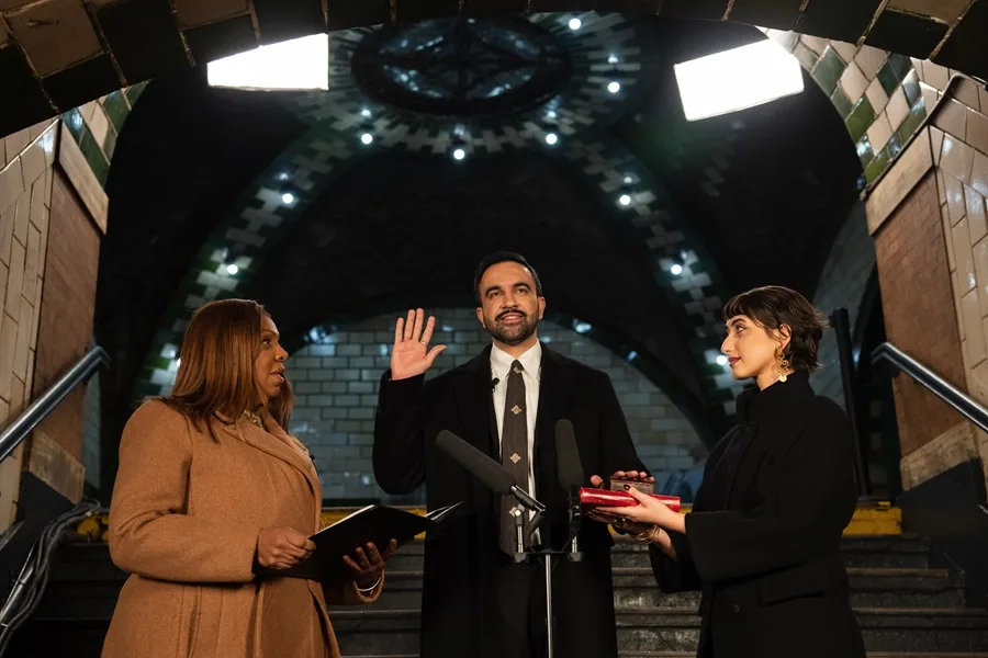 Zohran Mamdani toma juramento como alcalde de la ciudad de Nueva York en la estación Old City Hall de Nueva York. EFE/EPA/Amir Hamja / POOL