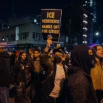 Fotografía del 09 de diciembre de 2025 de un grupo de manifestantes en Nueva York, EE.UU., contra las actuaciones del ICE durante redadas migratorias. EFE/ Olga Fedorova