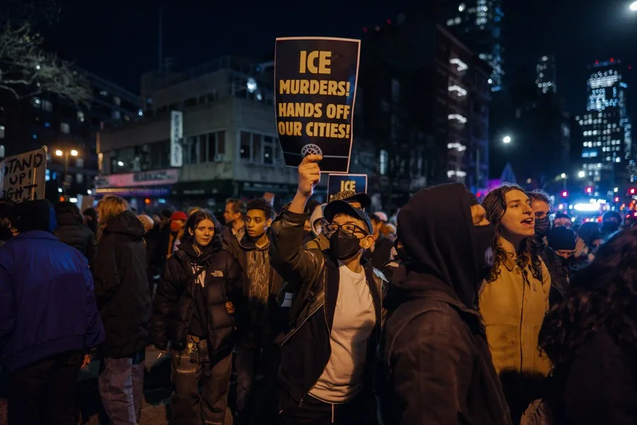 Fotografía del 09 de diciembre de 2025 de un grupo de manifestantes en Nueva York, EE.UU., contra las actuaciones del ICE durante redadas migratorias. EFE/ Olga Fedorova