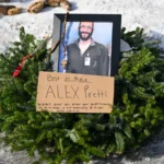 Fotografía de este domingo de un arreglo floran en conmemoración de Alex Pretti, asesinado por un agente del ICE en las protestas de Mineápolis, EE.UU. EFE/ Craig Lassig