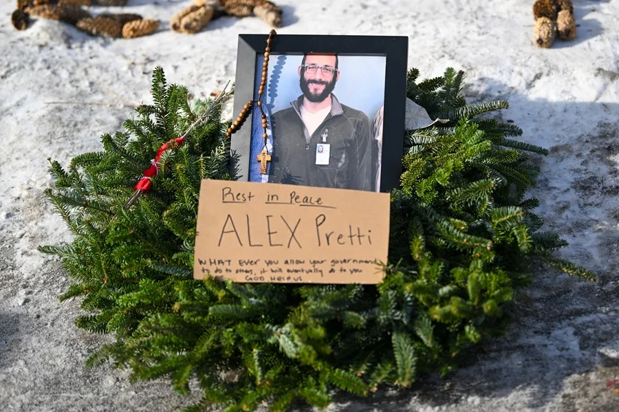 Fotografía de este domingo de un arreglo floran en conmemoración de Alex Pretti, asesinado por un agente del ICE en las protestas de Mineápolis, EE.UU. EFE/ Craig Lassig