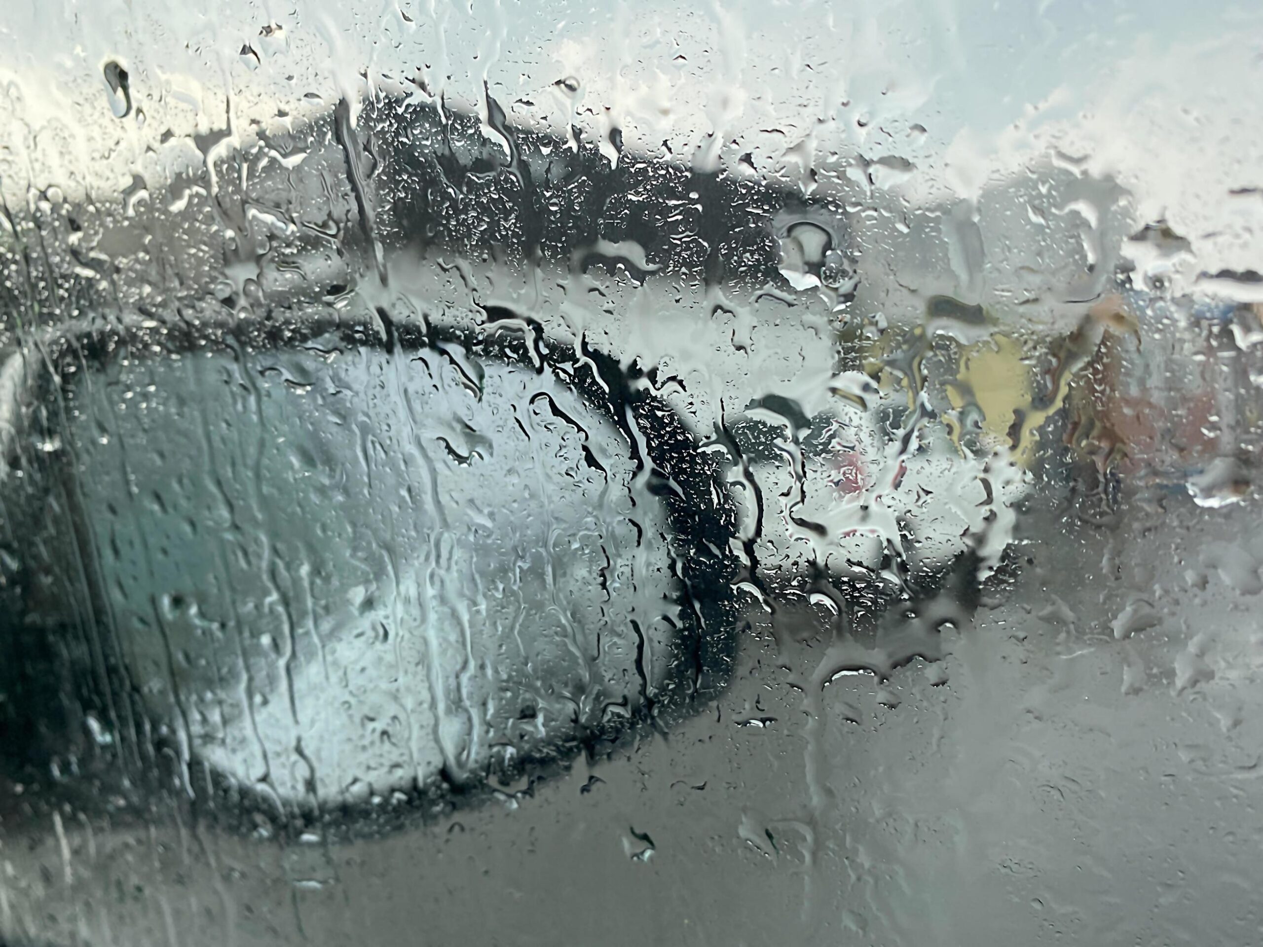 Gotas de lluvia en la ventanilla de un carro / Fuente externa