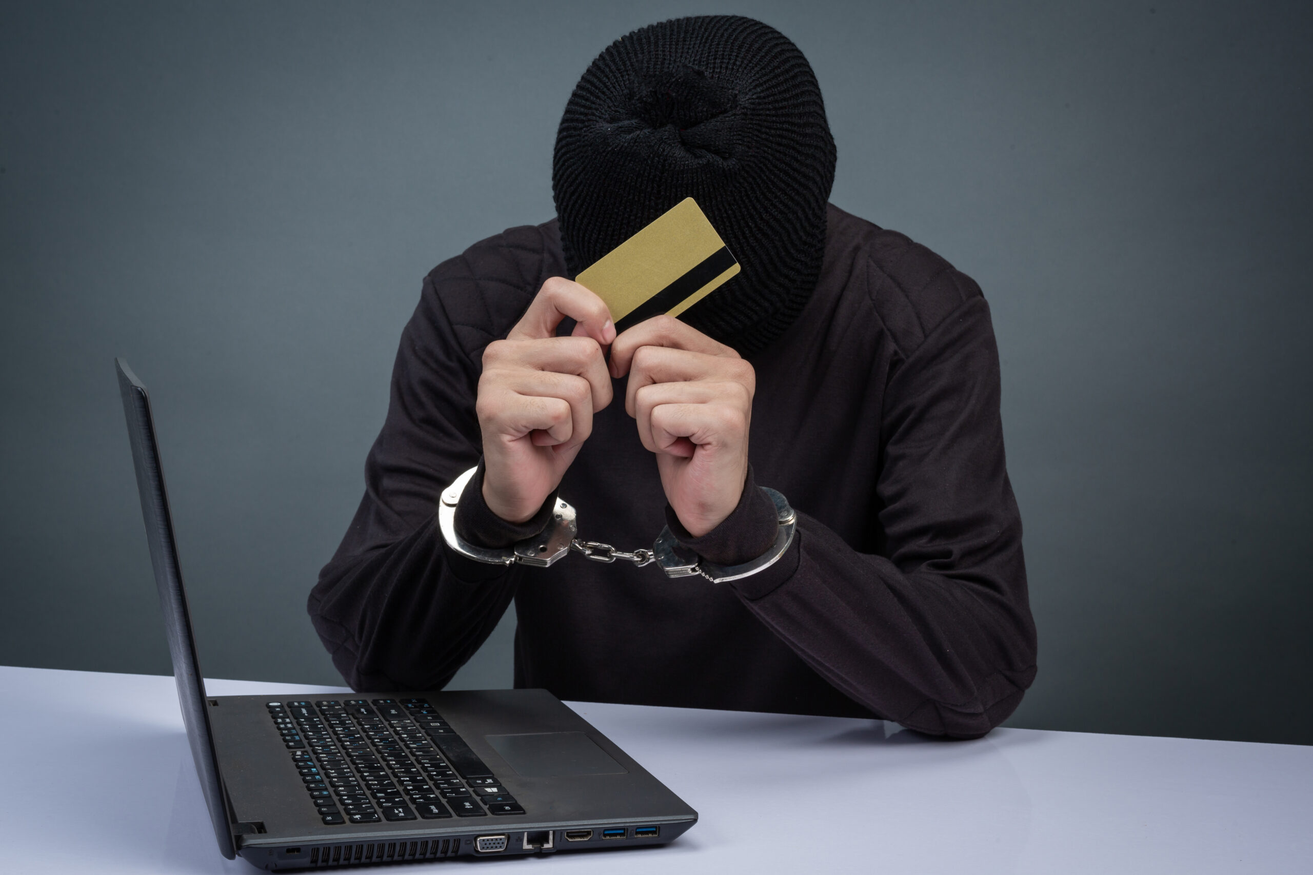 Apresan hombre por fraude con tarjeta robada