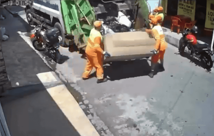 Camión de la basura se lleva sillón recién lavado