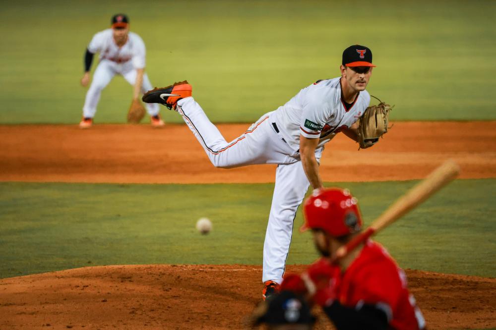 Justin Courtney logró una sólida salida de cinco entradas en blanco y el bullpen taurino lo apoyó, para conducir la importante victoria de los Toros del Este 3-1 sobre los Leones