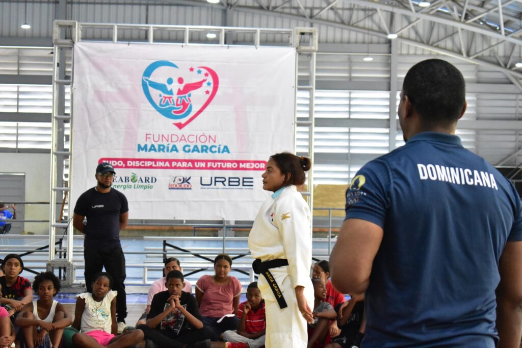 la Fundación María García, en conjunto con la empresa Seaboard “Energía Limpia” celebró una vibrante exhibición de judo, marcando el inicio oficial de las inscripciones para su academia deportiva en el sector.
